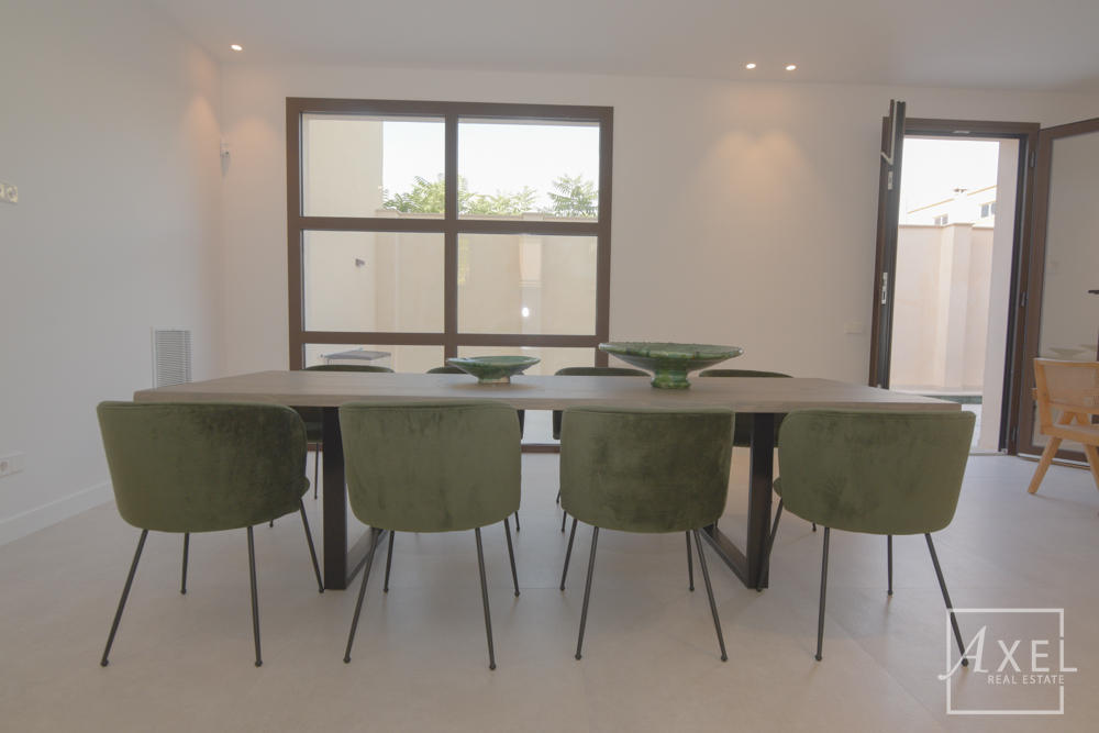 Esta encantadora casa de campo combina la comodidad de la vida moderna con el estilo mediterráneo y ofrece un espacio generoso en dos plantas.
