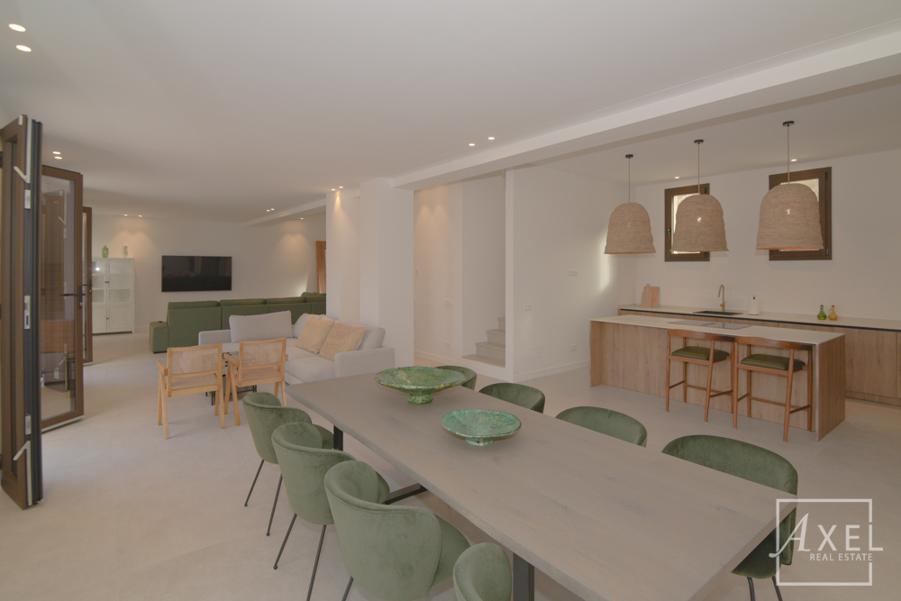 Esta encantadora casa de campo combina la comodidad de la vida moderna con el estilo mediterráneo y ofrece un espacio generoso en dos plantas.