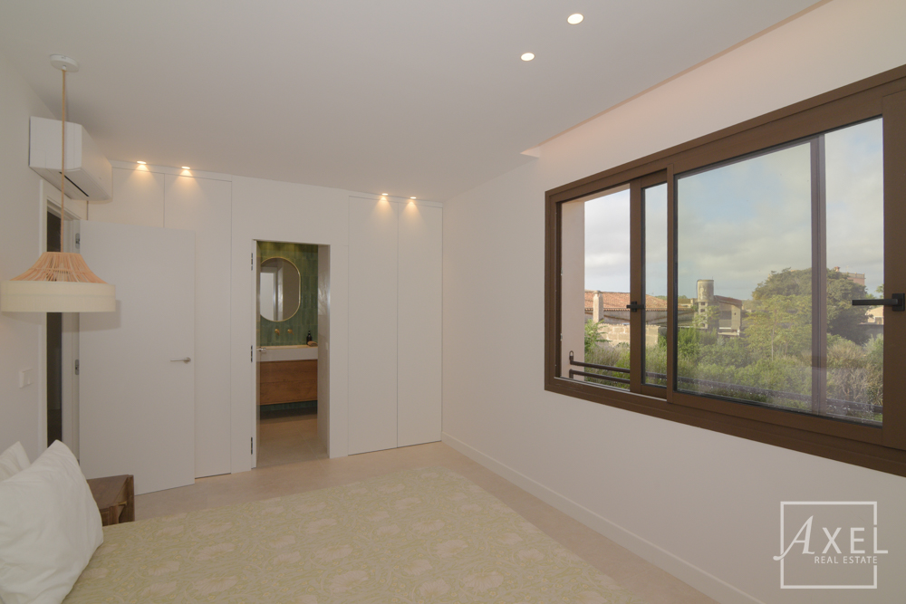 Esta encantadora casa de campo combina la comodidad de la vida moderna con el estilo mediterráneo y ofrece un espacio generoso en dos plantas.