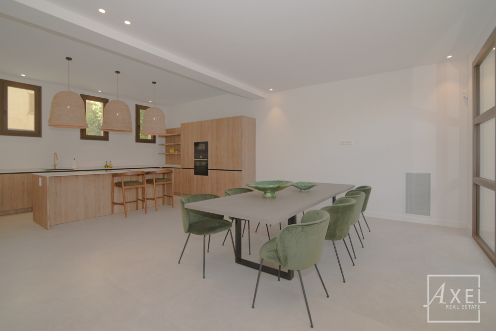 Esta encantadora casa de campo combina la comodidad de la vida moderna con el estilo mediterráneo y ofrece un espacio generoso en dos plantas.
