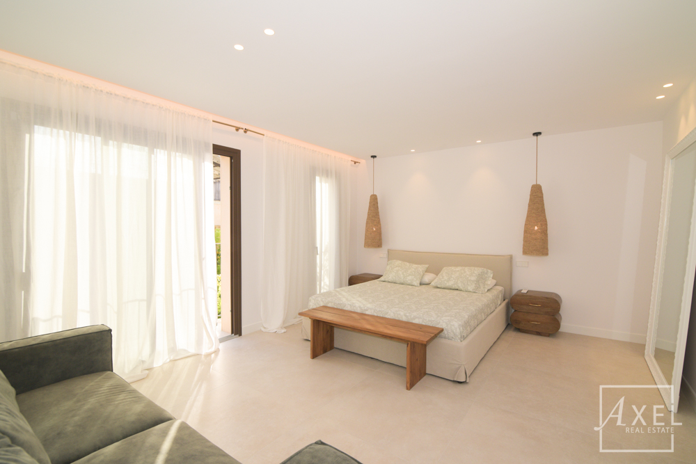 Esta encantadora casa de campo combina la comodidad de la vida moderna con el estilo mediterráneo y ofrece un espacio generoso en dos plantas.