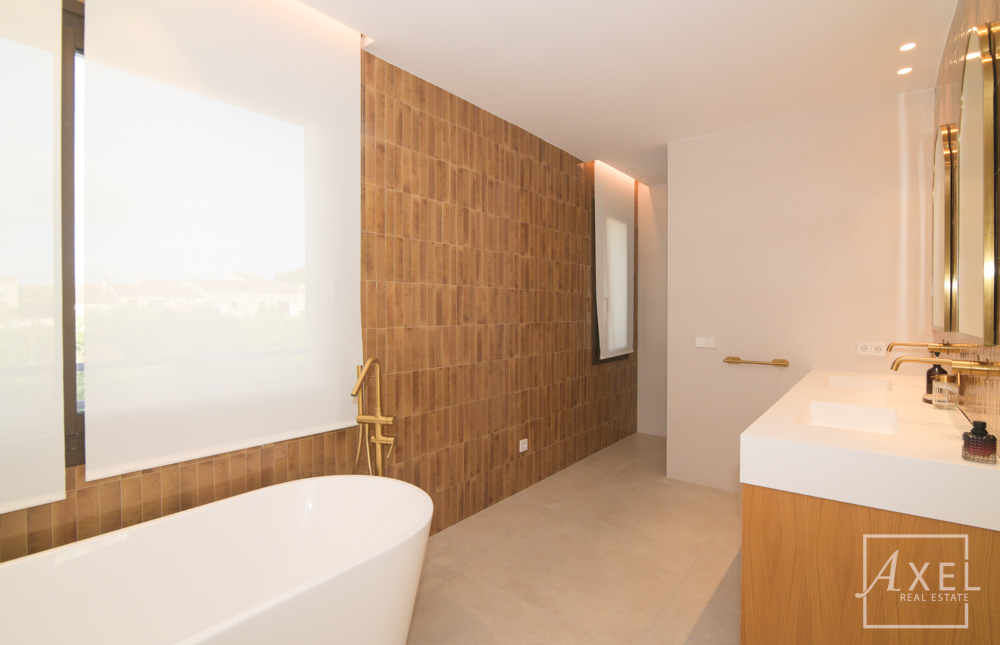 Esta encantadora casa de campo combina la comodidad de la vida moderna con el estilo mediterráneo y ofrece un espacio generoso en dos plantas.