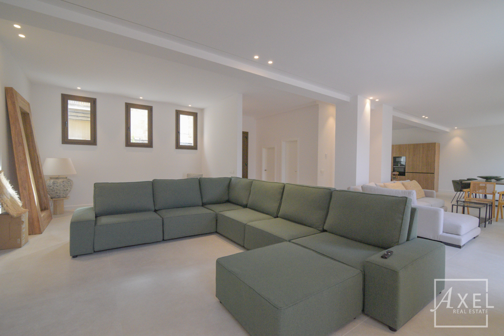 Esta encantadora casa de campo combina la comodidad de la vida moderna con el estilo mediterráneo y ofrece un espacio generoso en dos plantas.