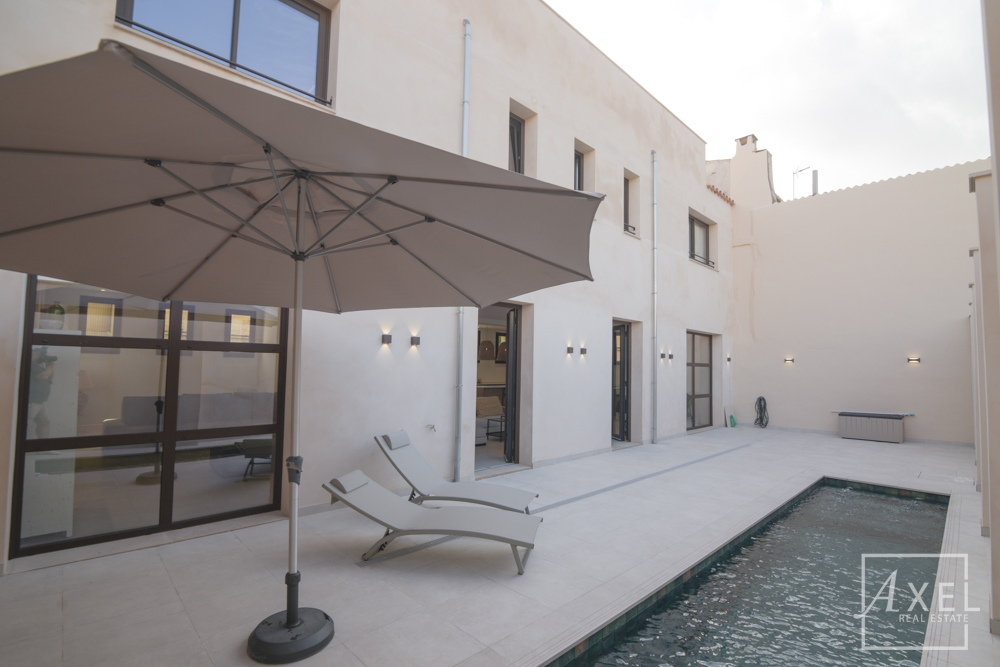 Esta encantadora casa de campo combina la comodidad de la vida moderna con el estilo mediterráneo y ofrece un espacio generoso en dos plantas.