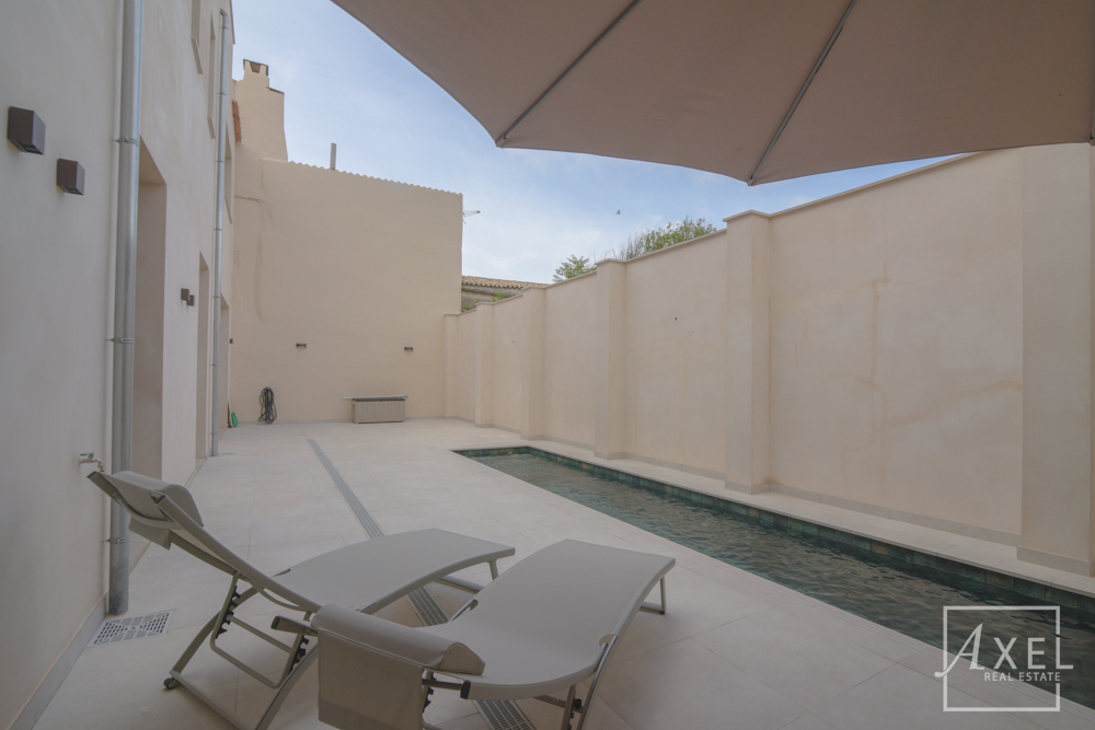 Esta encantadora casa de campo combina la comodidad de la vida moderna con el estilo mediterráneo y ofrece un espacio generoso en dos plantas.