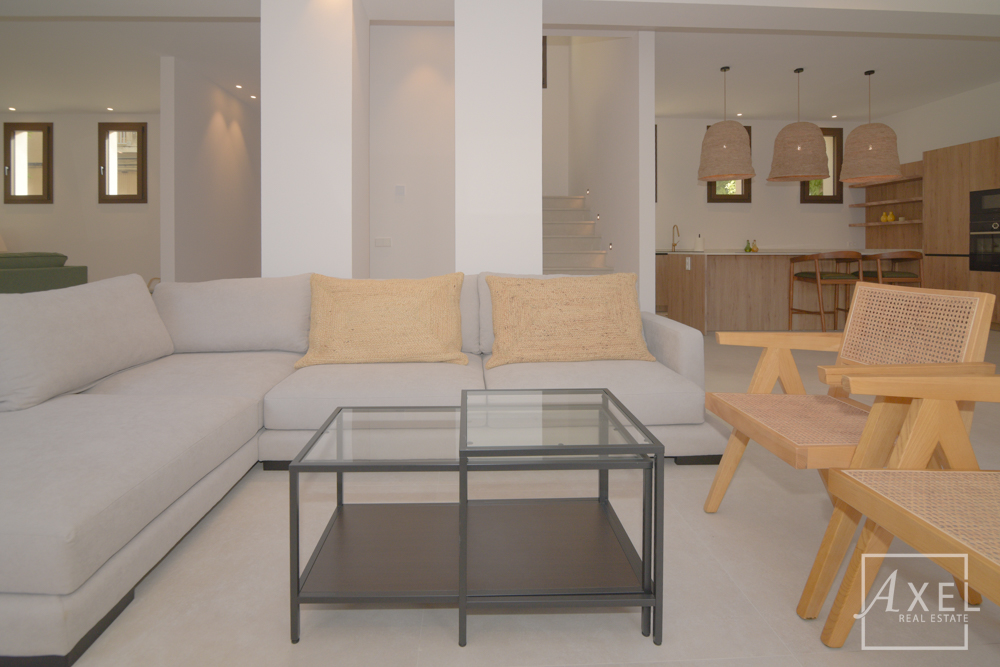 Esta encantadora casa de campo combina la comodidad de la vida moderna con el estilo mediterráneo y ofrece un espacio generoso en dos plantas.
