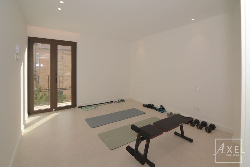 Esta encantadora casa de campo combina la comodidad de la vida moderna con el estilo mediterráneo y ofrece un espacio generoso en dos plantas.