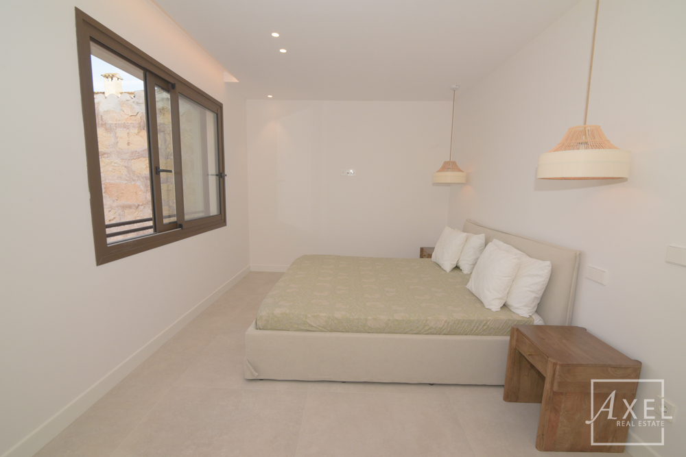 Esta encantadora casa de campo combina la comodidad de la vida moderna con el estilo mediterráneo y ofrece un espacio generoso en dos plantas.