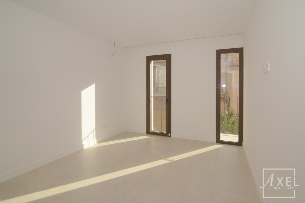 Esta encantadora casa de campo combina la comodidad de la vida moderna con el estilo mediterráneo y ofrece un espacio generoso en dos plantas.