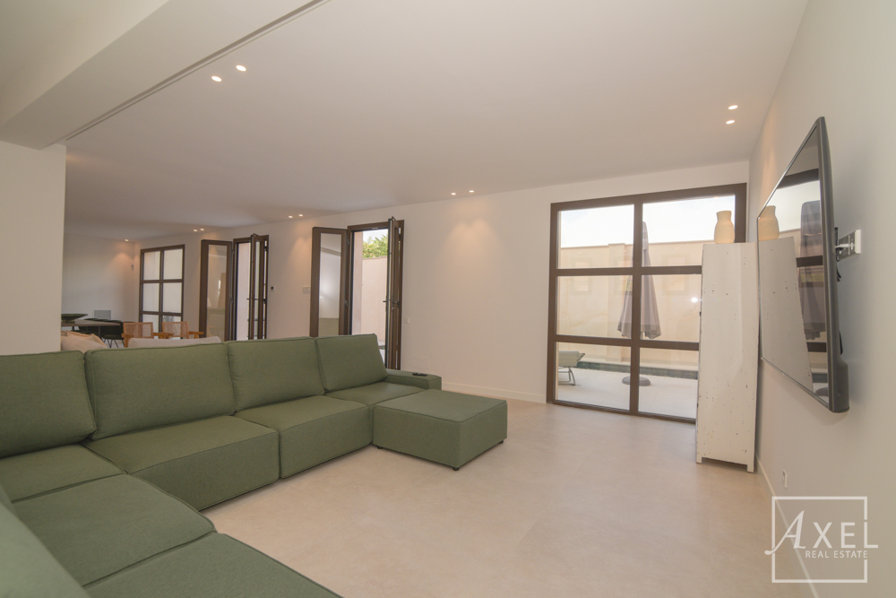 Esta encantadora casa de campo combina la comodidad de la vida moderna con el estilo mediterráneo y ofrece un espacio generoso en dos plantas.