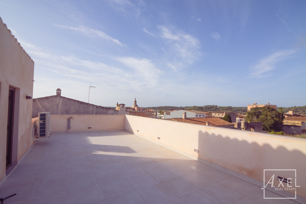 Esta encantadora casa de campo combina la comodidad de la vida moderna con el estilo mediterráneo y ofrece un espacio generoso en dos plantas.