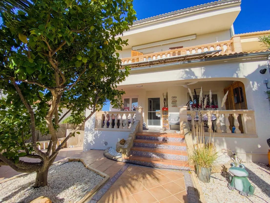 Stylish semi-detached house with stunning sea views and many extras