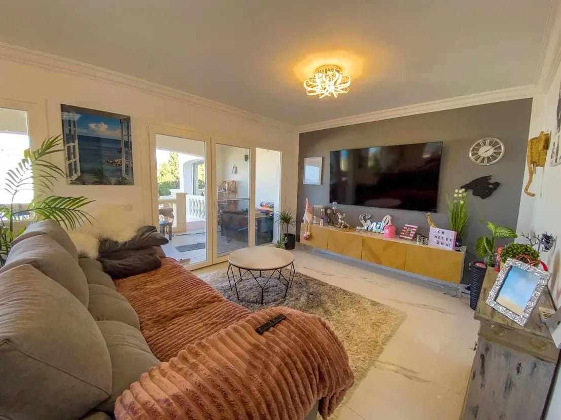 Stylish semi-detached house with stunning sea views and many extras