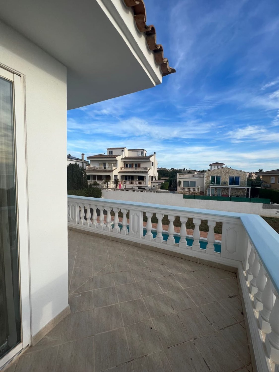 Stylish semi-detached house with stunning sea views and many extras