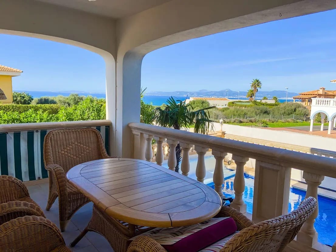 Stylish semi-detached house with stunning sea views and many extras