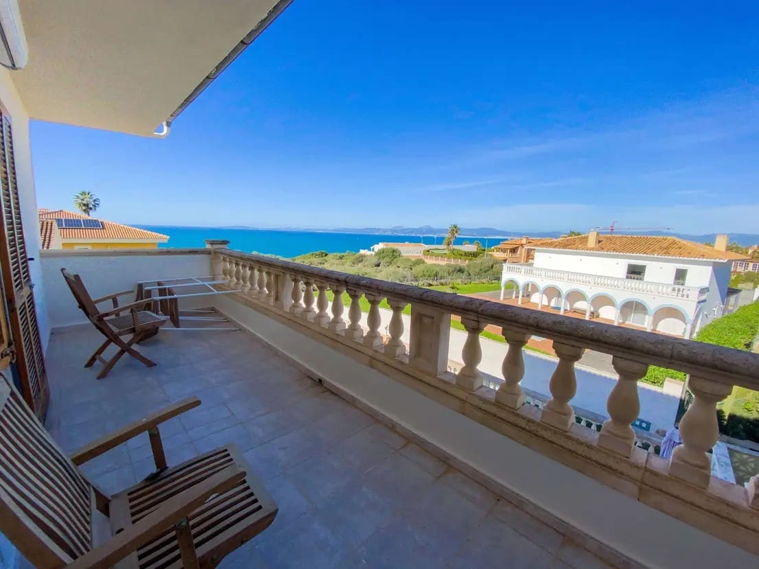 Stylish semi-detached house with stunning sea views and many extras