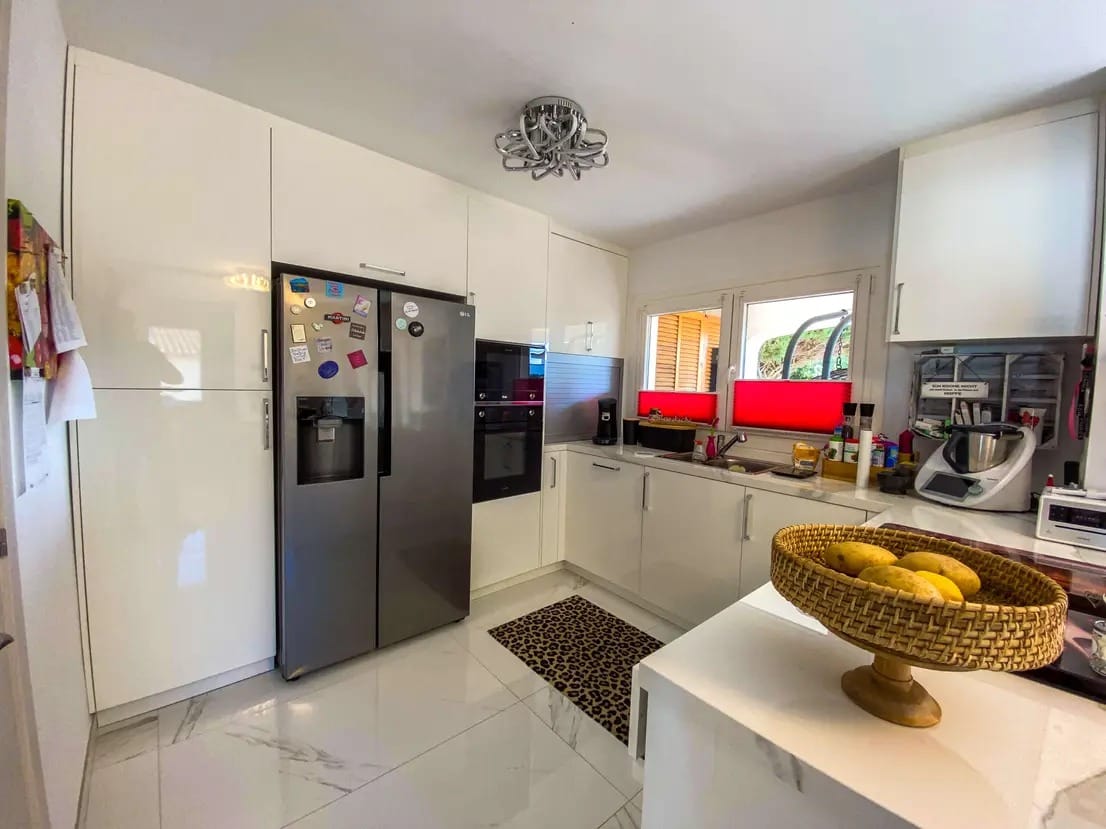 Stylish semi-detached house with stunning sea views and many extras