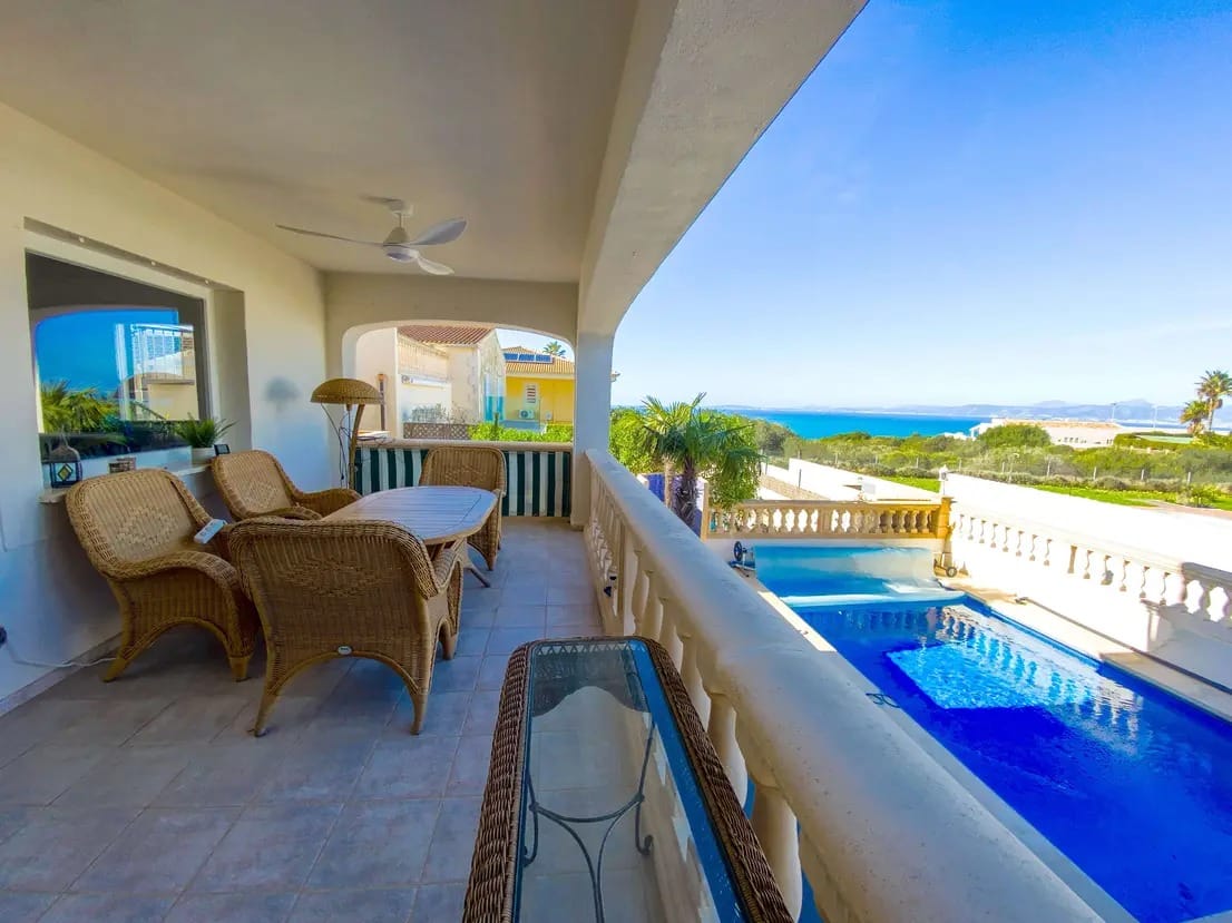 Stylish semi-detached house with stunning sea views and many extras