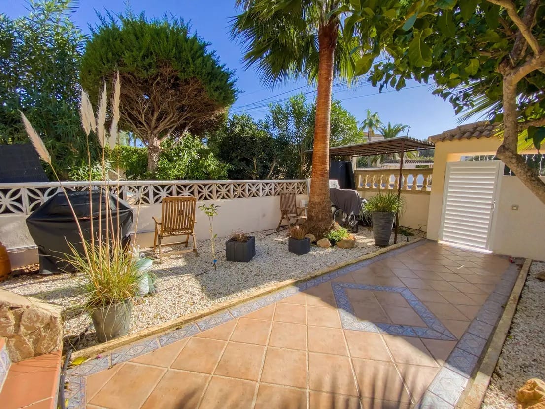 Stylish semi-detached house with stunning sea views and many extras