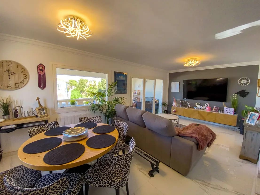 Stylish semi-detached house with stunning sea views and many extras