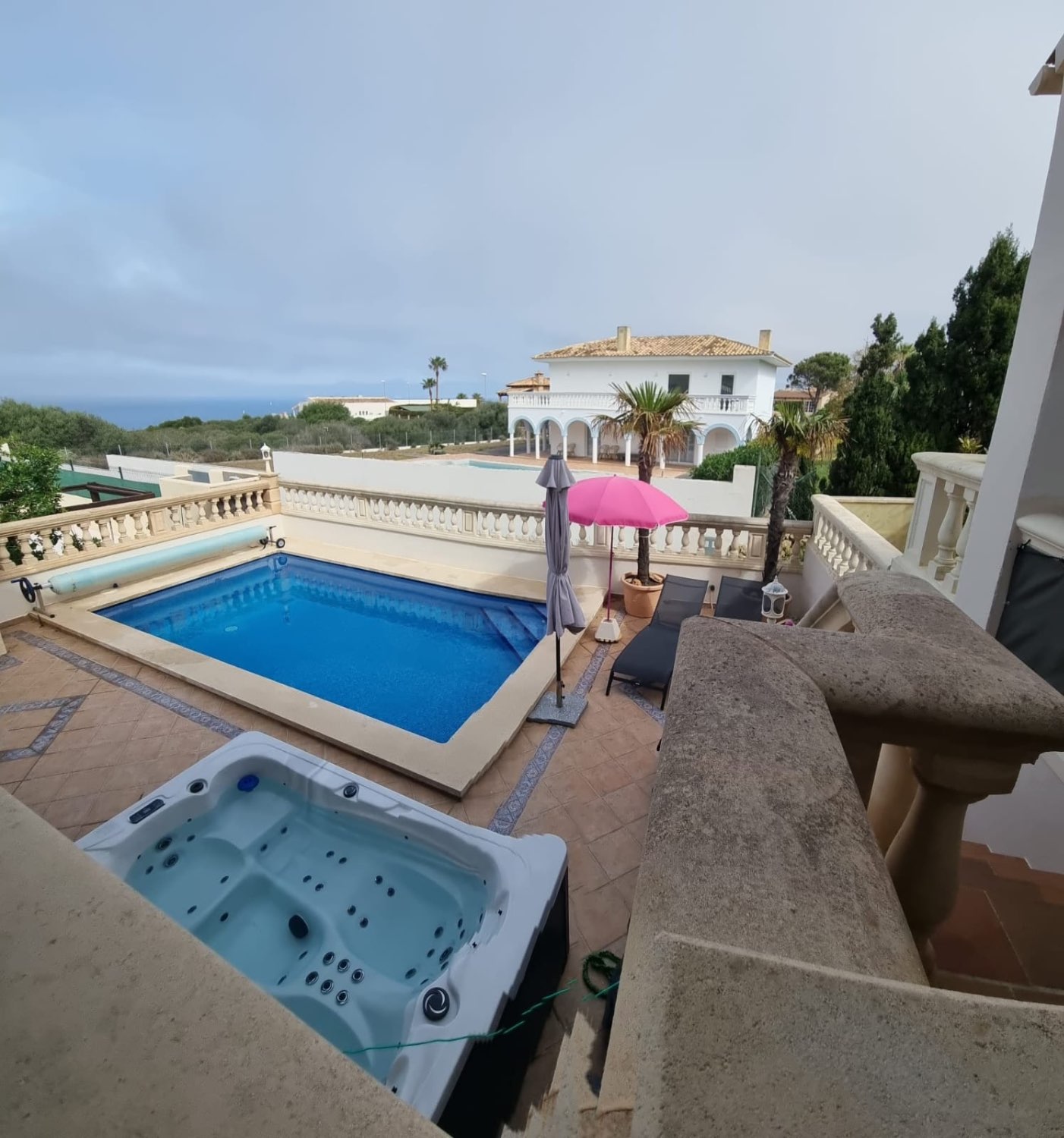 Stylish semi-detached house with stunning sea views and many extras