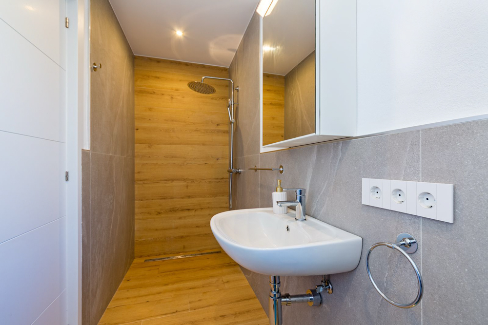 Wunderschöner Neubau mit Pool und unschlagbarem Meerblick von der Dachterrasse