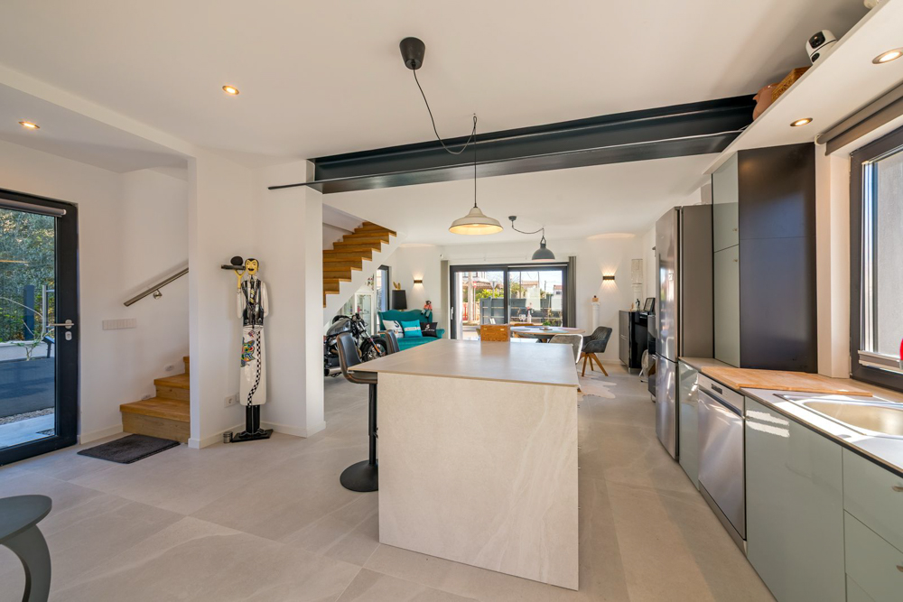 Wunderschöner Neubau mit Pool und unschlagbarem Meerblick von der Dachterrasse