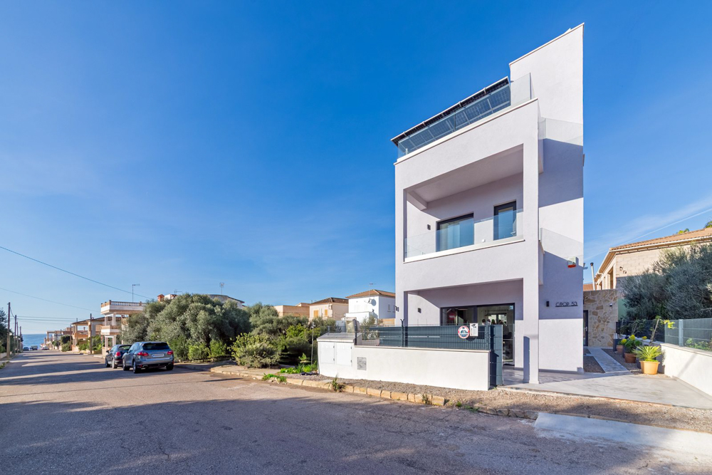 Wunderschöner Neubau mit Pool und unschlagbarem Meerblick von der Dachterrasse