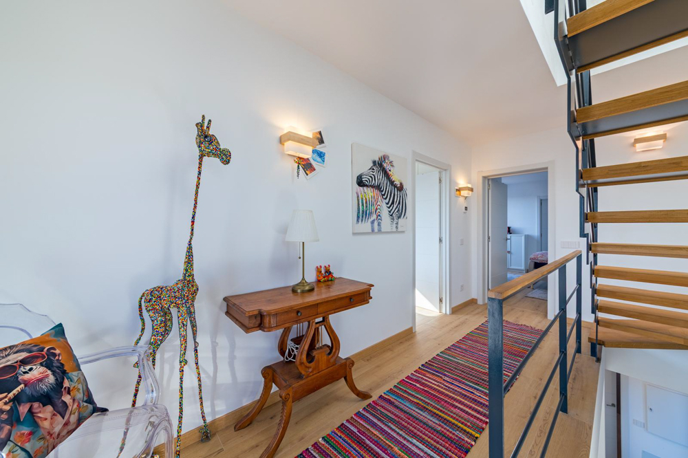 Wunderschöner Neubau mit Pool und unschlagbarem Meerblick von der Dachterrasse