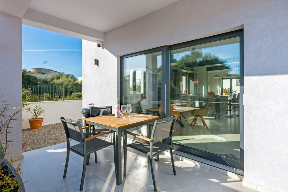 Wunderschöner Neubau mit Pool und unschlagbarem Meerblick von der Dachterrasse