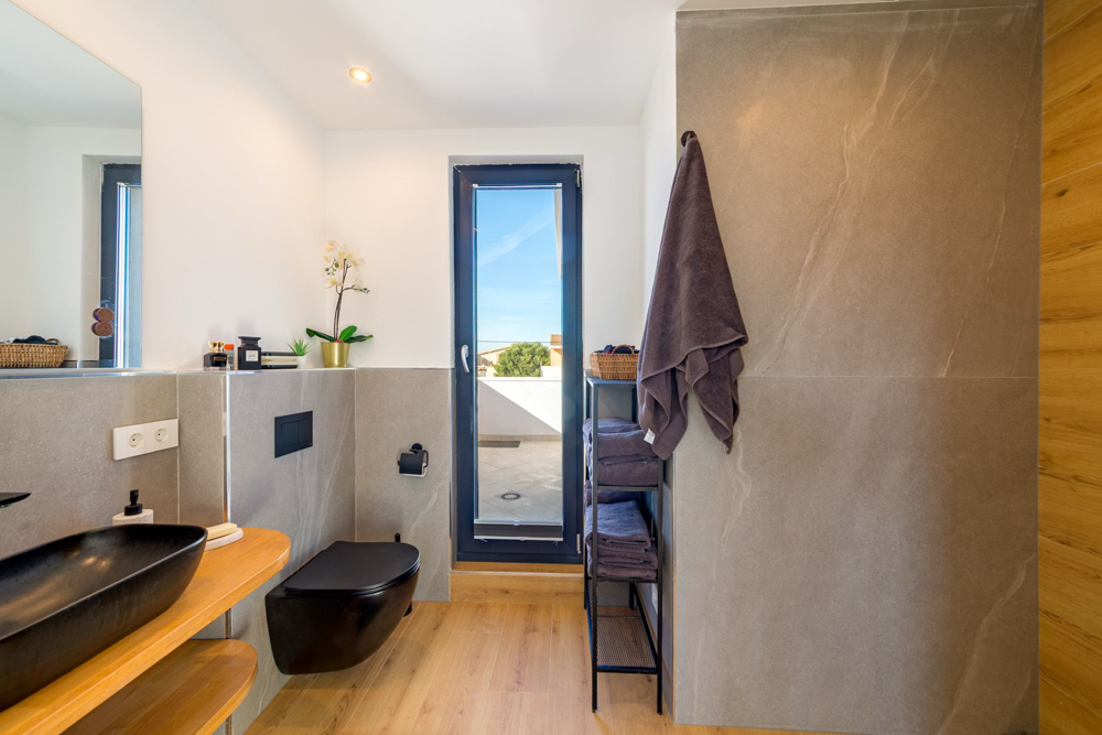 Wunderschöner Neubau mit Pool und unschlagbarem Meerblick von der Dachterrasse